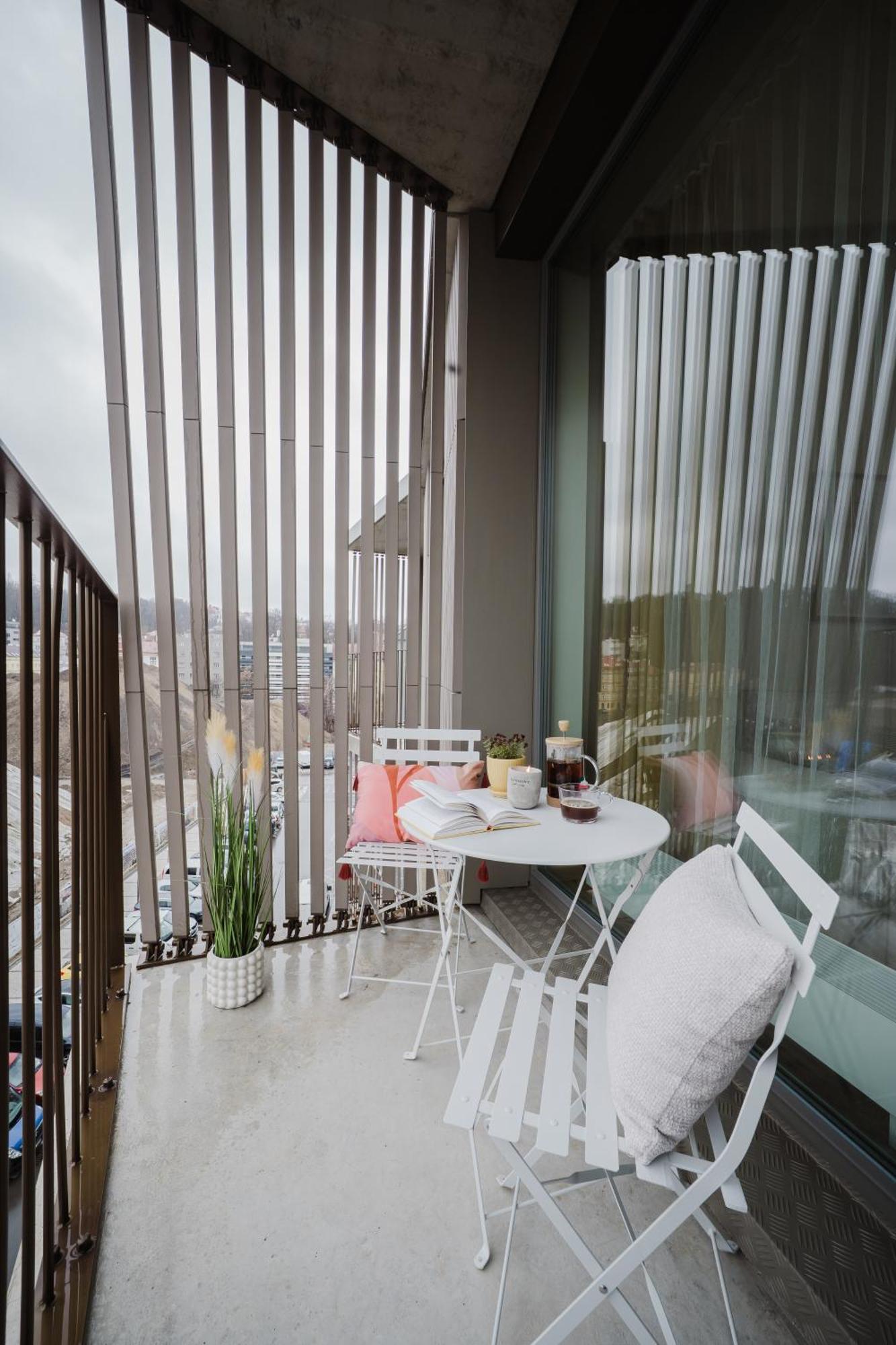 Days - With Garage And Balcony In Smichov Prag