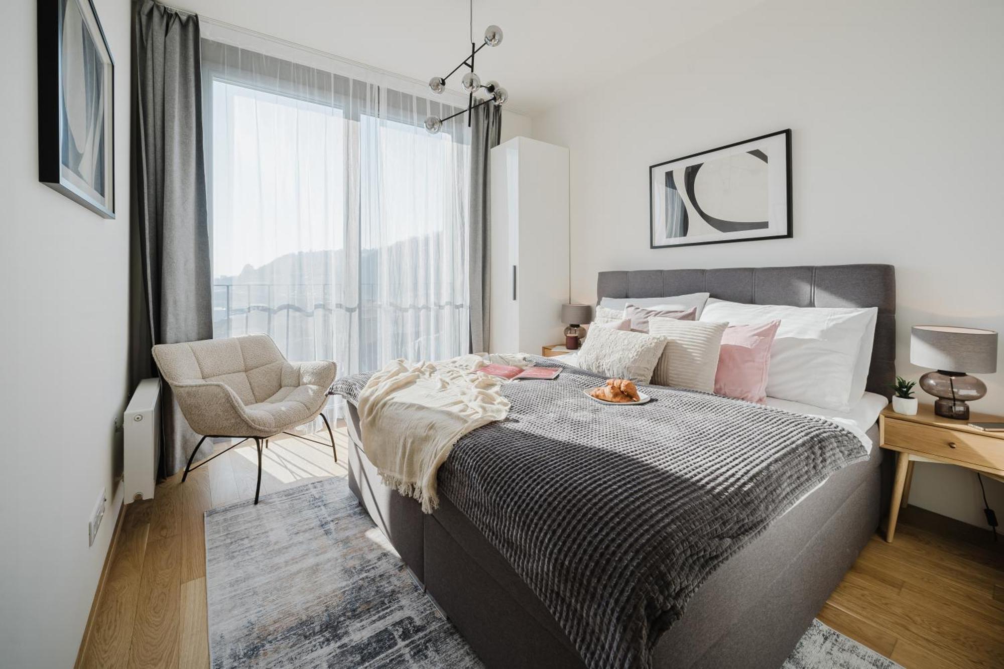 Apartment Days - With Garage And Balcony In Smichov Prag